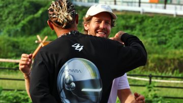 Lewis Hamilton backed for Sebastian Vettel phone call over Ferrari problem